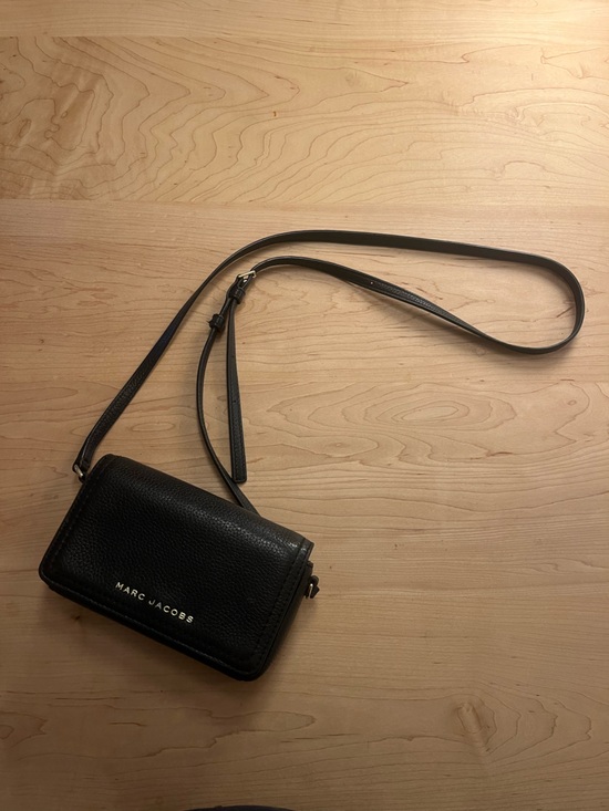 Marc Jacobs Handbags - Marc Jacobs Black Pebbled Leather Crossbody Wallet